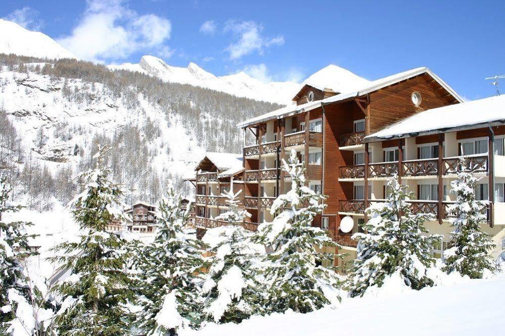 Hotel Du Hameau Алос Екстериор снимка